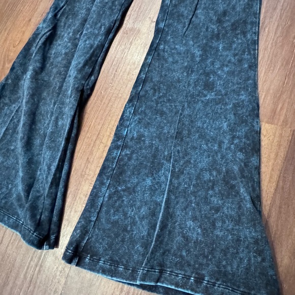 Dressed in LALA Flared Leggings - Picture 2 of 6